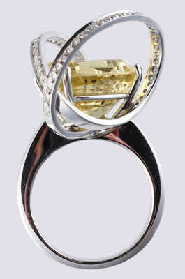 Кольцо с цитрином и бриллиантами из золота 750 пробы, общим весом 11,1 грамма